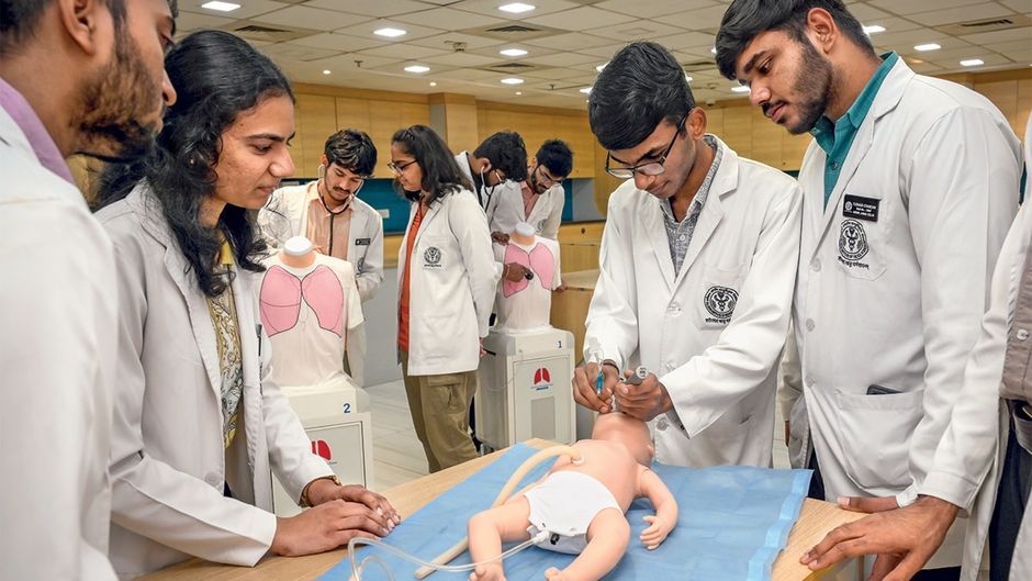 न. 1 ऑल इंडिया इंस्टीट्यूट ऑफ मेडिकल साइंसेज, (एम्स), नई दिल्ली