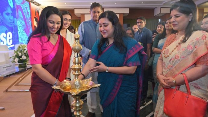 'संगिनि सहेली' की पांचवीं वर्षगांठ के कार्यक्रम का उद्घाटन करतीं सुश्री प्रियल भारद्वाज (सबसे बाएं), लोकसभा सांसद बांसुरी स्वराज (दाएं); बीजेपी के उपाध्यक्ष बैजयंत पांडा (बीच में)