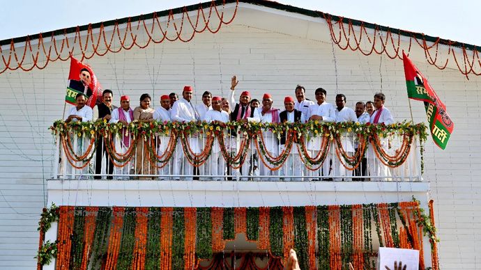 आजमगढ़ में समाजवादी पार्टी का नए कार्यालय के उद्घाटन के मौके पर अखिलेश यादव