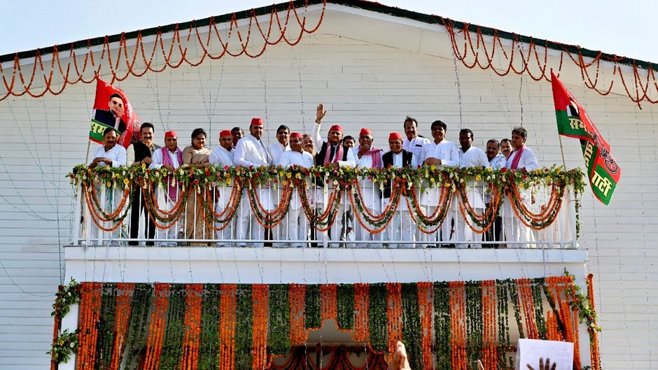 आजमगढ़ में समाजवादी पार्टी का नए कार्यालय के उद्घाटन के मौके पर अखिलेश यादव