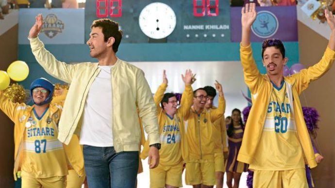 फिल्म सितारे ज़मीन पर में आमिर खान अपनी 'मिसफिट्स' की टीम के साथ