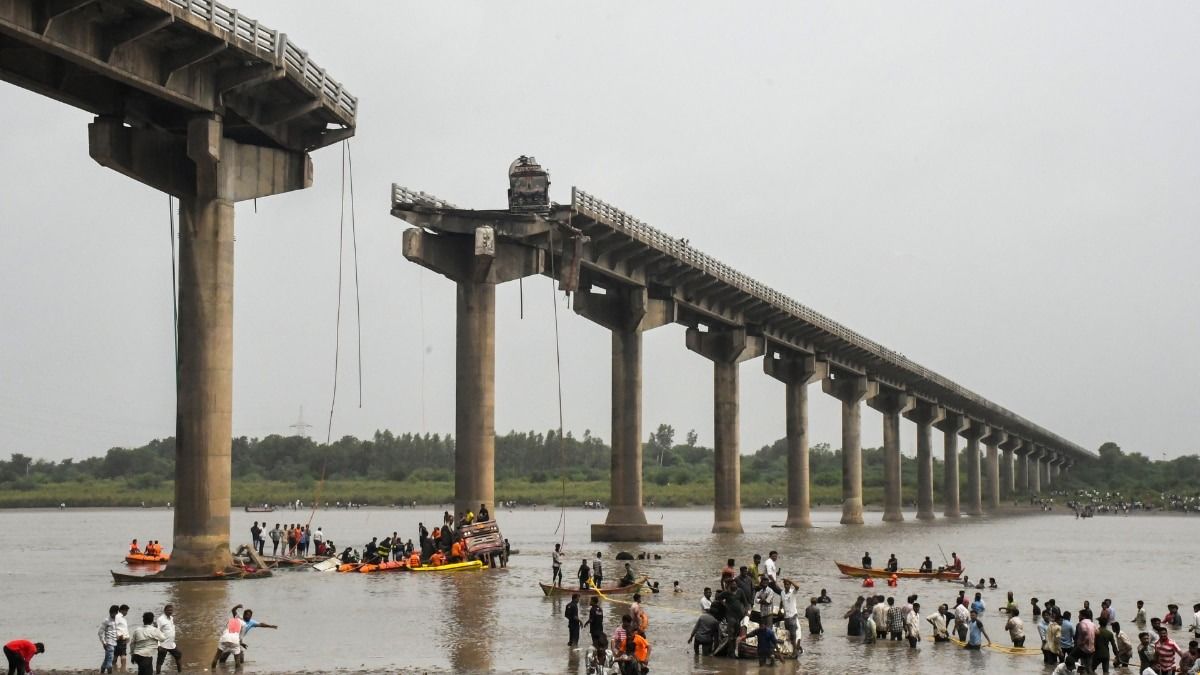 वडोदरा में मही नदी पर बना पुल, जो 9 जुलाई को टूट गया