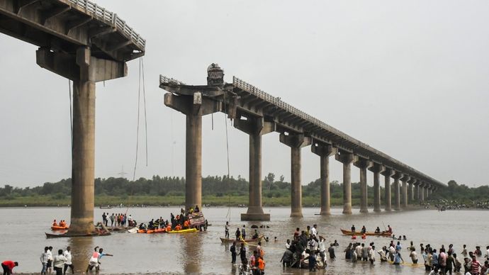 वडोदरा में मही नदी पर बना पुल, जो 9 जुलाई को टूट गया