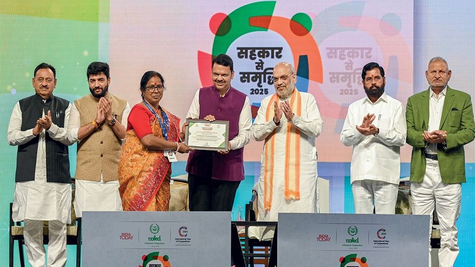 केंद्रीय गृह और सहकारिता मंत्री अमित शाह (दाएं से तीसरे) की मौजूदगी में एक एफपीओ की संचालिका माधवी हाजरा को इक्विटी ग्रांट देते महाराष्ट्र के सीएम देवेंद्र फडणवीस