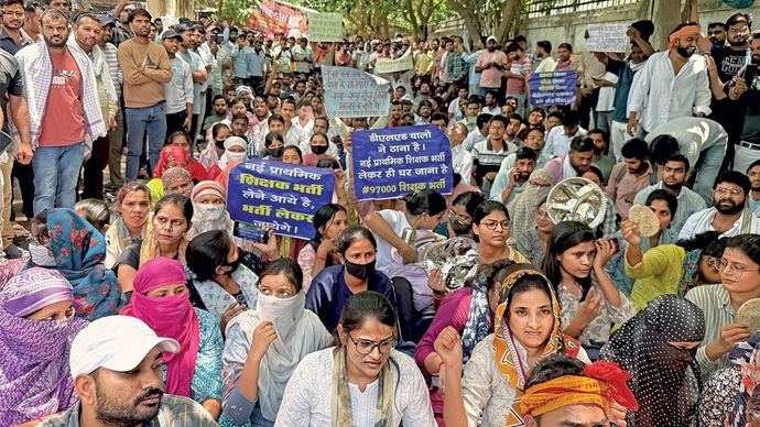 प्रयागराज में शिक्षा सेवा चयन आयोग के दफ्तर के सामने प्राथमिक शिक्षकों की भर्ती की मांग को लेकर धरने पर बैठे अभ्यर्थी