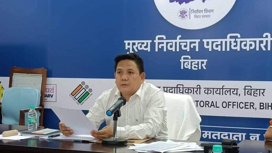 बिहार के मुख्य निर्वाचन पदाधिकारी विनोद सिंह गुंजियाल