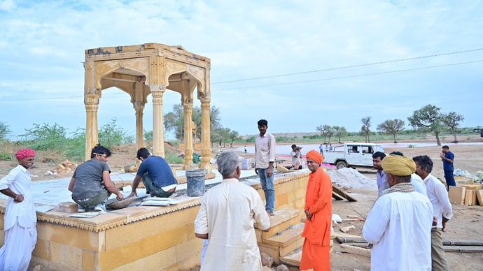 बासनपीर गांव में पहुंचे पोखरण विधायक महंत प्रतापपुरी
