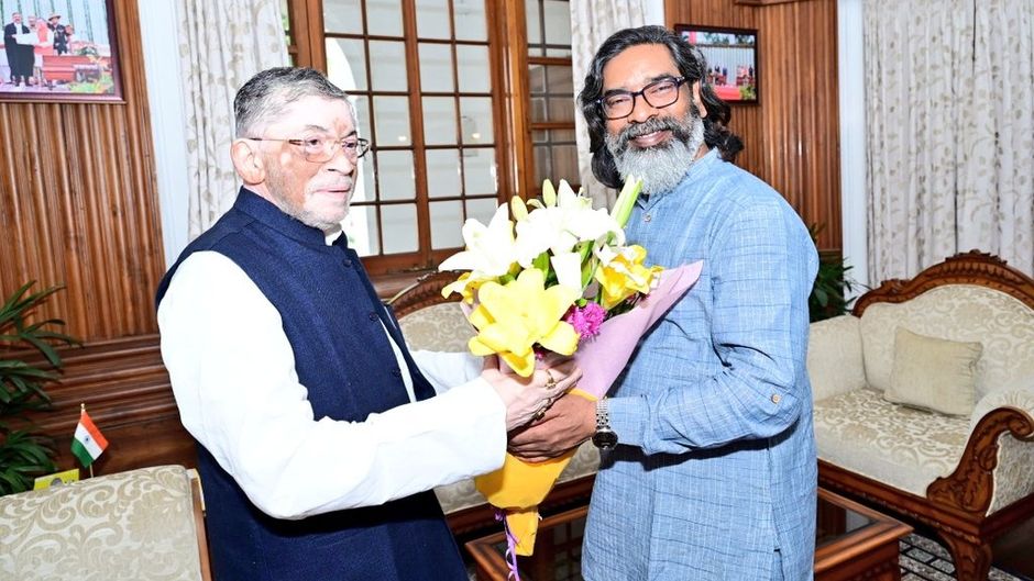 CM Hemant Soren with Governor Santosh Gangwar (file photo)