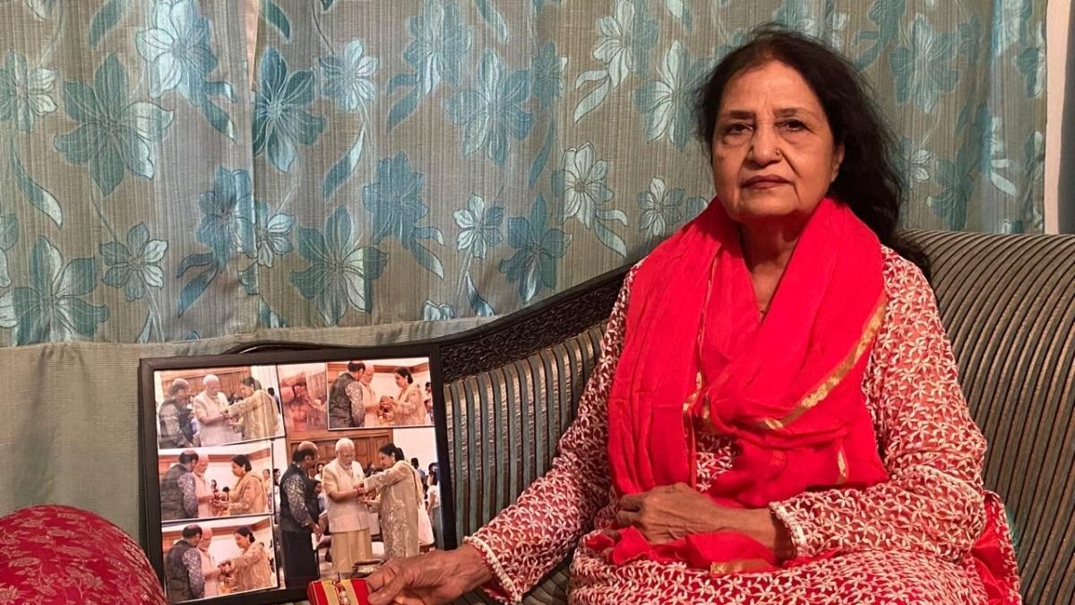 PM मोदी को राखी बांधने वाली तस्वीर दिखाती कमर शेख (Photo/Atul Tiwari)