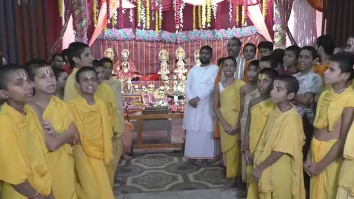 वाराणसी के राम जानकी मठ मंदिर में शिष्य अपने गुरु का नाम अपने पिता के नाम के समान ही लेते हैं.