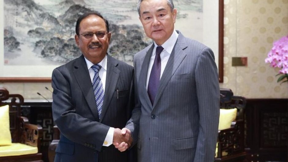 अजीत डोभाल से मुलाकात करते वांग यी