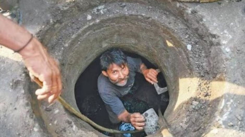 सीवर की सफाई करने उतरे दो मजदूरों की मौत (फाइल फोटो)