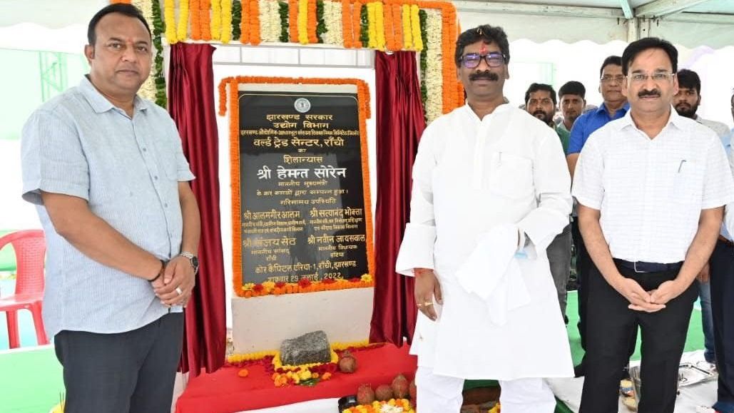 मुख्यमंत्री हेमंत सोरेन के बाईं तरफ खड़े शराब घोटाले के आरोपी आईएएस विनय चौबे
