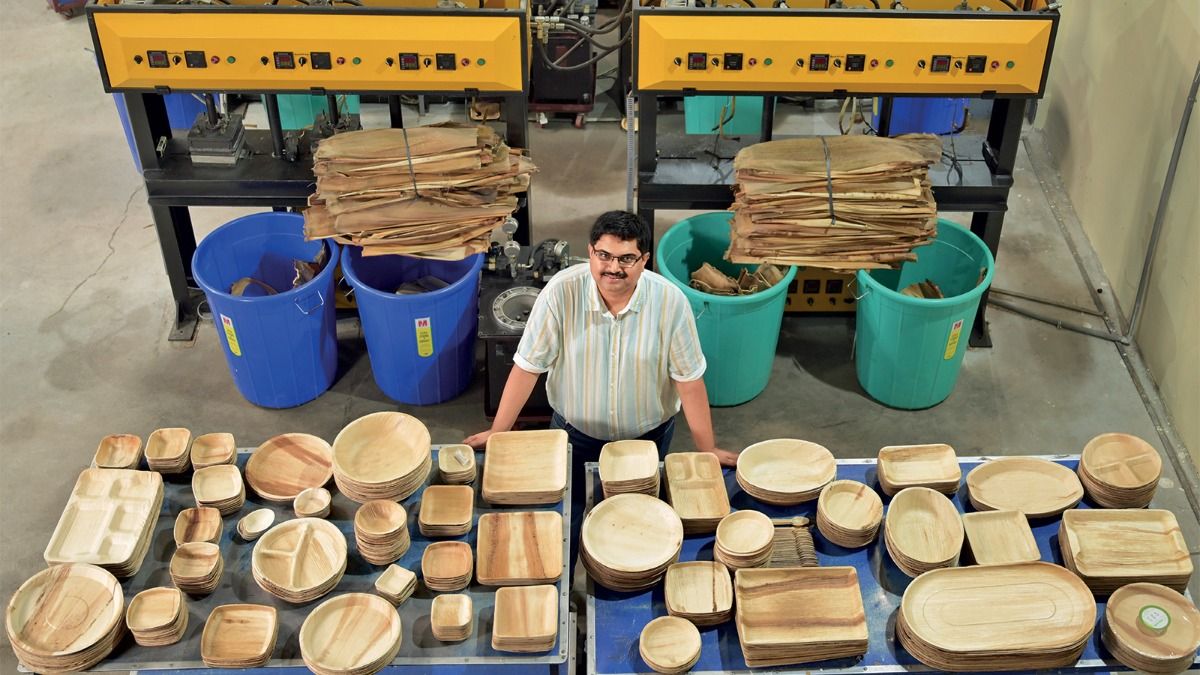 डिस्पोजेबल डिनरवेयर अरिंदम तिहू वाली फैक्ट्री में अपने उत्पादों के साथ 78 Years of independence the micromoguls 