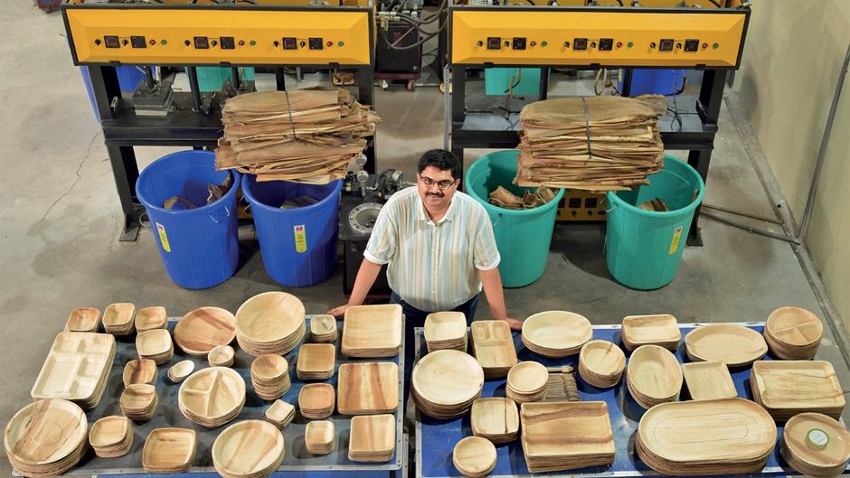 डिस्पोजेबल डिनरवेयर अरिंदम तिहू वाली फैक्ट्री में अपने उत्पादों के साथ 78 Years of independence the micromoguls