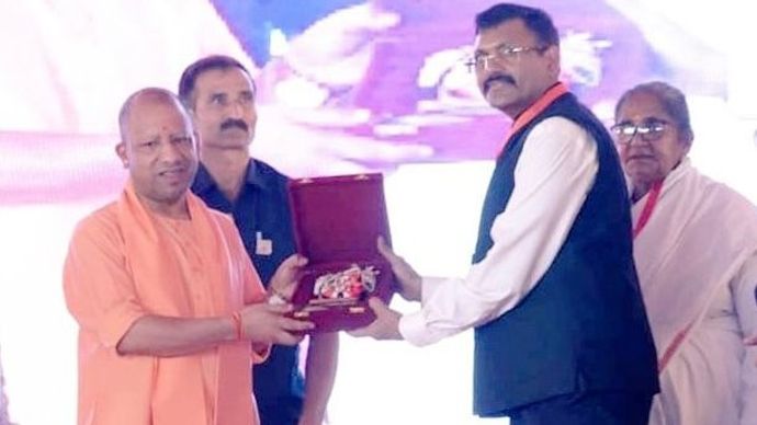 मुख्यमंत्री योगी आदित्यनाथ आईएएस आंजनेय सिंह के साथ (फाइल फोटो)