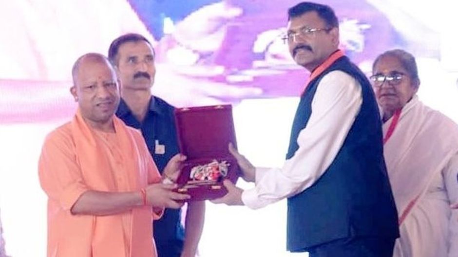 मुख्यमंत्री योगी आदित्यनाथ आईएएस आंजनेय सिंह के साथ (फाइल फोटो)