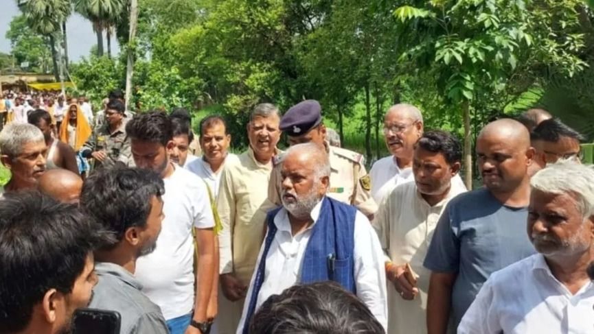 बिहार में मंत्री श्रवण कुमार को लोगों ने दौड़ाया 