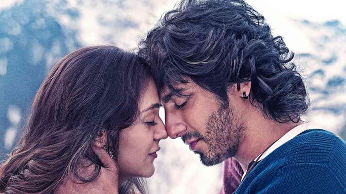 फिल्म सैयारा के पोस्टर में अहान-अनीत