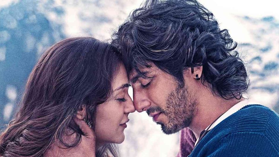 फिल्म सैयारा के पोस्टर में अहान-अनीत