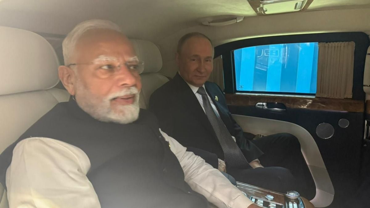 एक ही कार में साथ बैठे दिखे मोदी और पुतिन (Photo: ITG)
