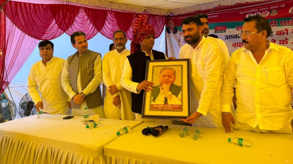 दिल्ली में गुर्जर चौपाल में मौजूद सपा अध्यक्ष अखिलेश यादव