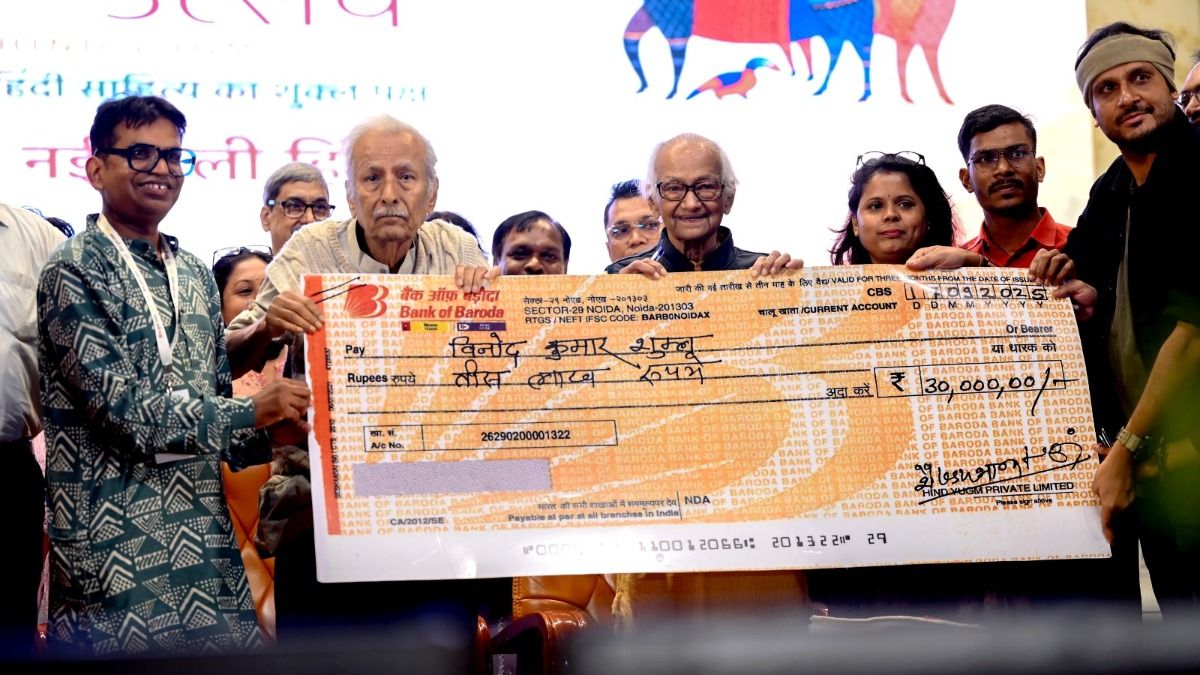 हिंदी युग्म प्रकाशन की तरफ से एक कार्यक्रम में विनोद कुमार शुक्ल को रॉयल्टी चेक सौंपा गया 