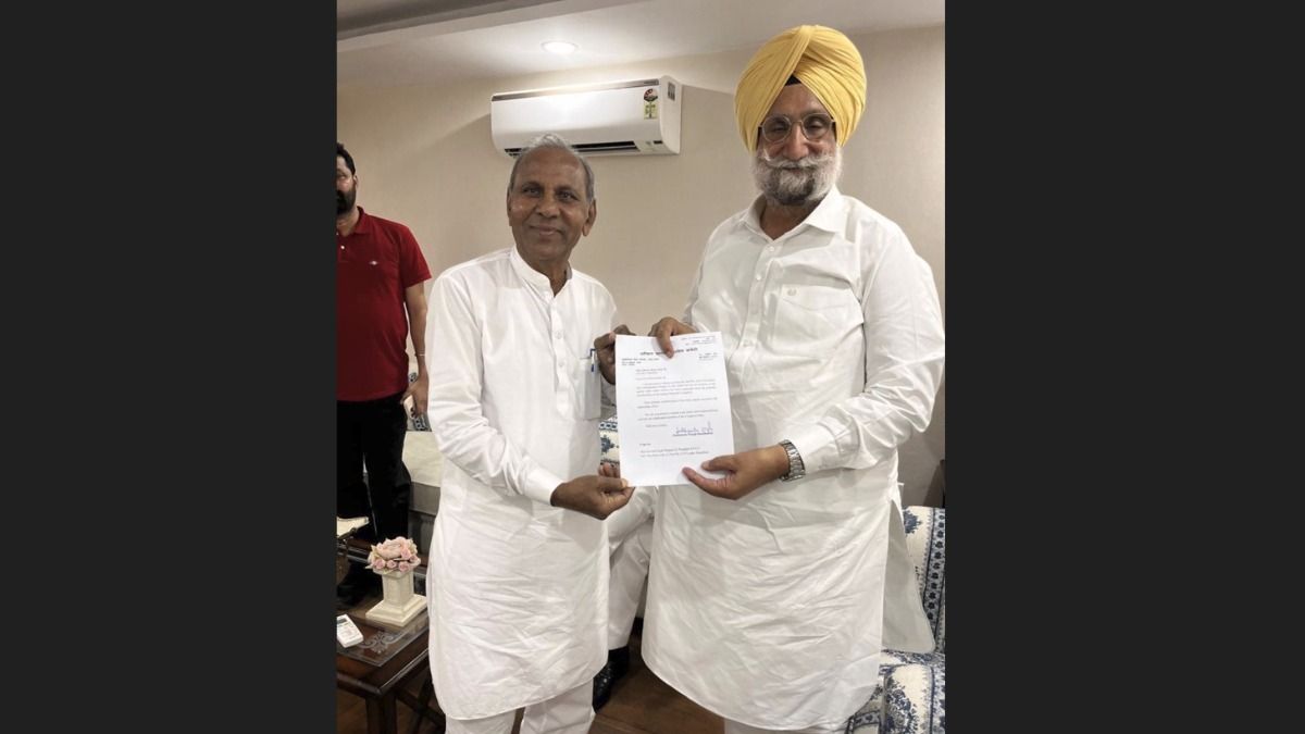 मेवाराम जैन कांग्रेस के प्रदेश प्रभारी सुखजिंदर सिंह रंधावा के साथ