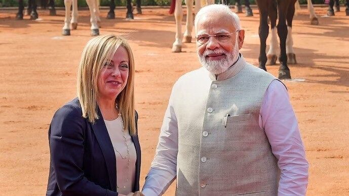 इटली की प्रधानमंत्री मेलोनी के साथ पीएम मोदी  (File Photo: PTI)