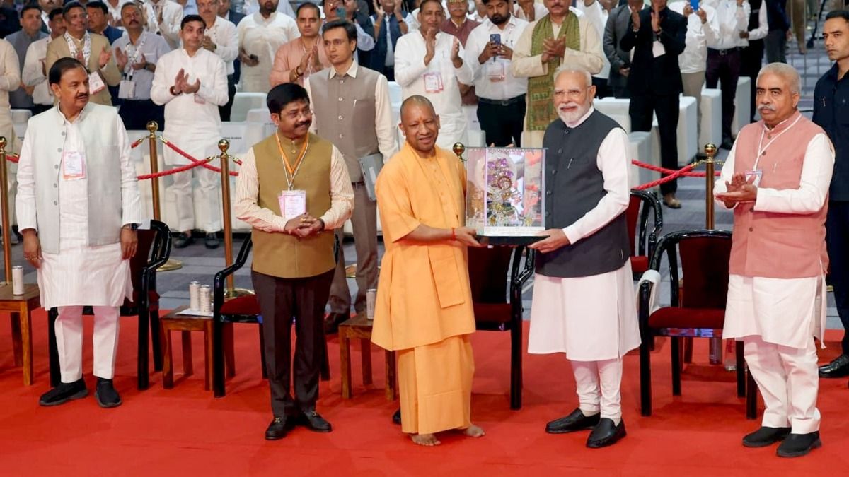प्रधानमंत्री नरेंद्र मोदी UPITS 2025 का उद्घाटन करते हुए