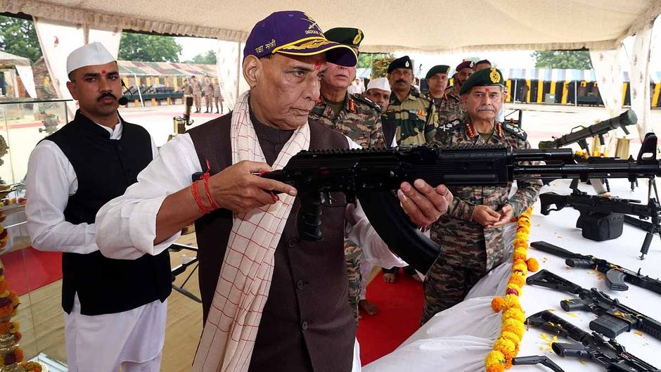 भुज में शस्त्र पूजा के दिन राजनाथ सिंह