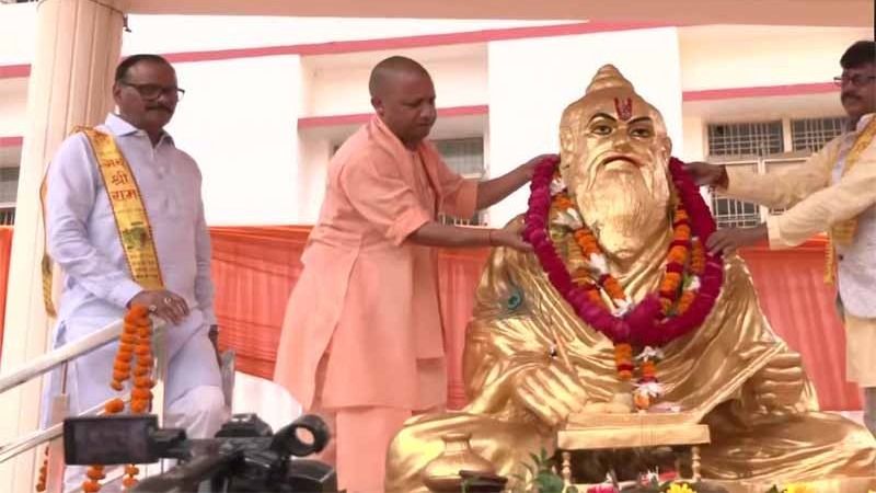 वर्ष 2022 में लखनऊ में महर्षि‍ वाल्मीकि की प्रतिमा का अनावरण करते मुख्यमंत्री योगी आदित्यनाथ