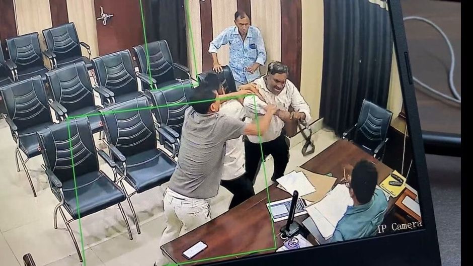 Sitapur News, सीतापुर, बीएसए, अखिलेश प्रताप सिंह, शिक्षक ने मारा, बृजेंद्र वर्मा, बेल्ट से पिटाई, सीसीटीवी वीडियो वायरल, यूपी शिक्षक, पुलिस कार्रवाई, Sitapur, BSA, Akhilesh Pratap Singh