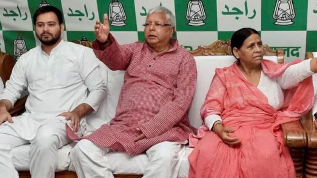 लालू यादव के साथ राबड़ी देवी और तेजस्वी (File Photo: ITG)