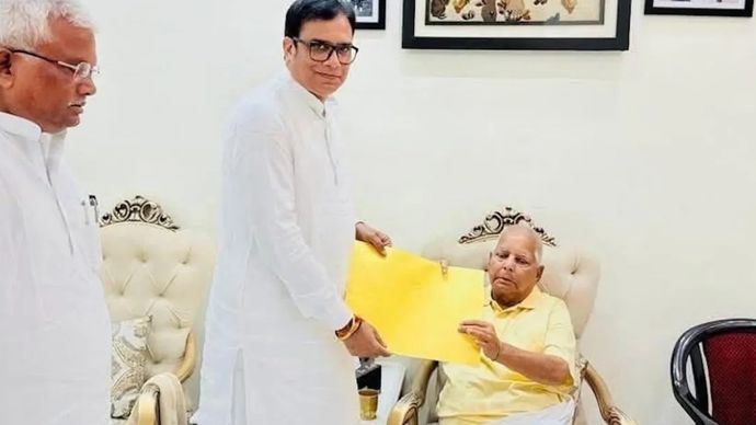 डॉ. संजीव कुमार को टिकट देते लालू यादव