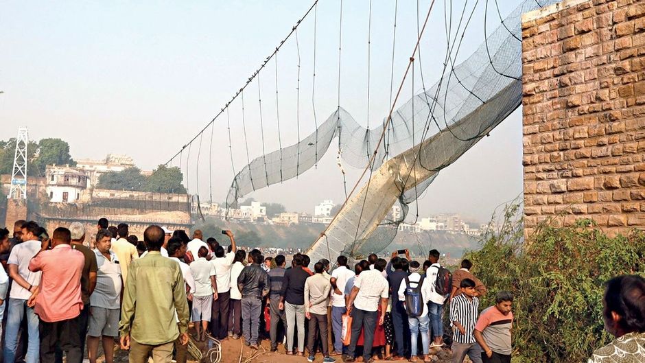 गुजरात के मोरबी ब्रिज हादसे के समय की तस्वीर (फाइल फोटो)