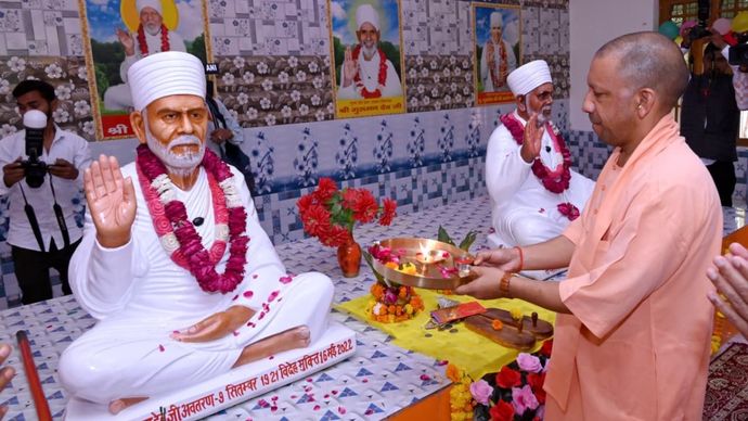 लखीमपुर के मुस्तफाबाद में कबीर आश्रम में मौजूद मुख्यमंत्री योगी आदित्यनाथ