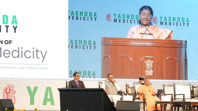 राष्ट्रपति द्रौपदी मुर्मू यशोदा मेडिसिटी के उद्घाटन के बाद अपने विचार साझा करते हुए, मंच पर बैठे हुए (बाएं से) डॉ. पीएन अरोड़ा, उपमुख्यमंत्री ब्रजेश पाठक और सीएम योगी आदित्यनाथ