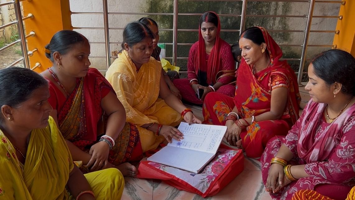 बिहार की जीविका दीदीयों की एक बैठक