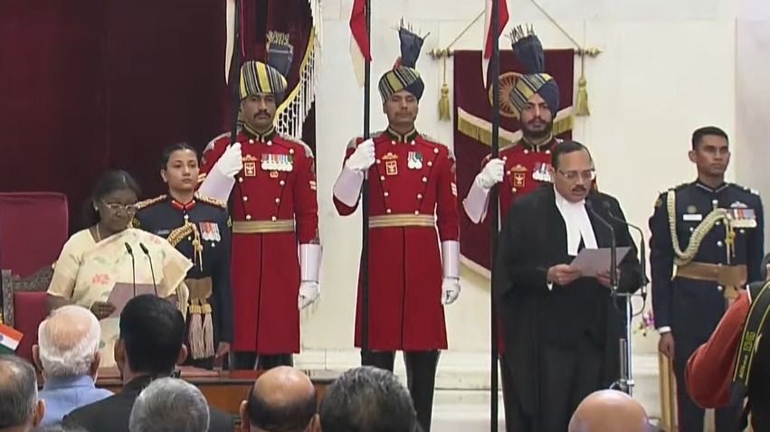 चीफ जस्टिस पद की शपथ लेते जस्टिस सूर्यकांत 