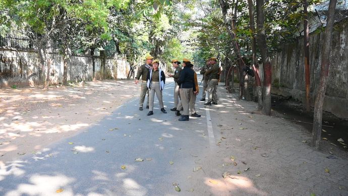 निलंबित आईएएस अधिकारी विनय चौबे की पत्नी स्वप्ना संचिता से पूछताछ के लिए उनके घर पहुंची ACB