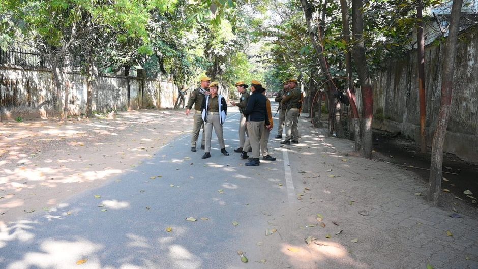 निलंबित आईएएस अधिकारी विनय चौबे की पत्नी स्वप्ना संचिता से पूछताछ के लिए उनके घर पहुंची ACB