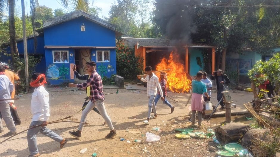 मलकानगिरी में बंगाली मूल के लोगों के 100 से ज्यादा घरों में आदिवासियों ने आग लगा दी