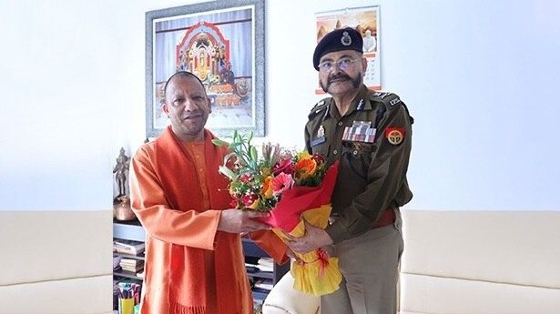 मुख्यमंत्री योगी आदित्यनाथ के साथ यूपी के कार्यवाहक डीजीपी प्रशांत कुमार