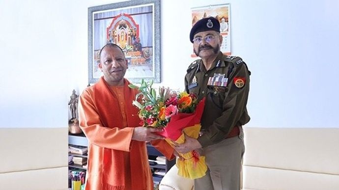 मुख्यमंत्री योगी आदित्यनाथ के साथ यूपी के कार्यवाहक डीजीपी प्रशांत कुमार