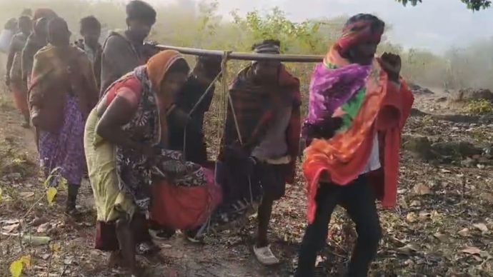 बीते 14 दिसंबर को गुमला जिले की सुकरी देवी को अस्पताल पहुंचाते ग्रामीण