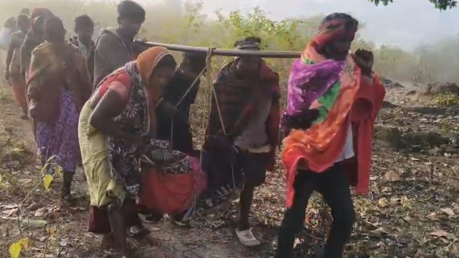 बीते 14 दिसंबर को गुमला जिले की सुकरी देवी को अस्पताल पहुंचाते ग्रामीण