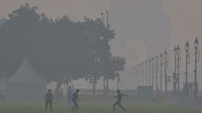India Gate as smog engulfs the area