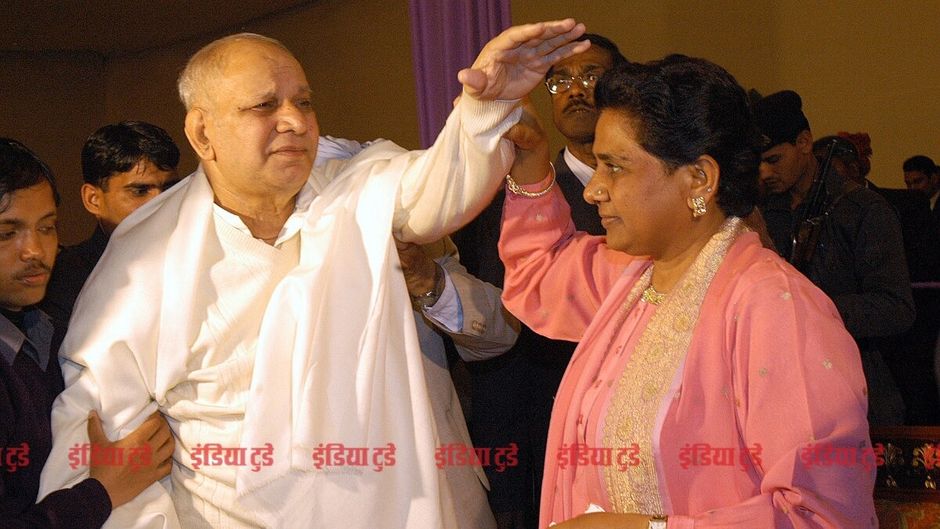 मायावती को आशीर्वाद देते कांशीराम