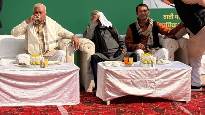 तेज प्रताप यादव के दही-चूड़ा भोज में लालू प्रसाद यादव और राज्यपाल आरिफ मोहम्मद खान